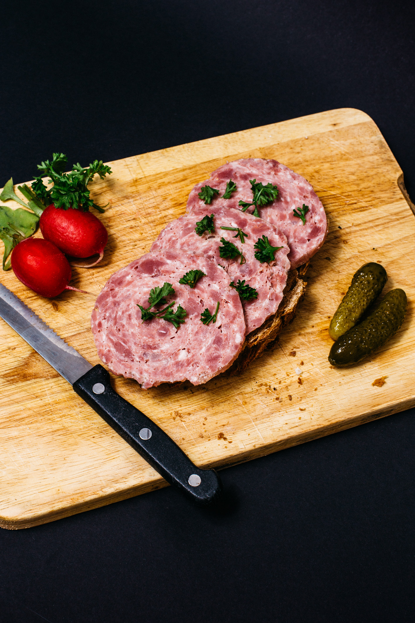 geschnittene Scheiben Eisbein auf Brot