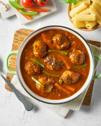 Frikadelling: sieben Hackbällchen in Sauce